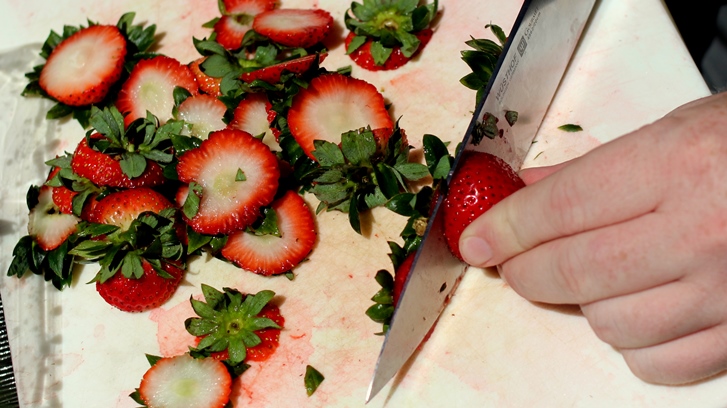 Cutting Strawberries2